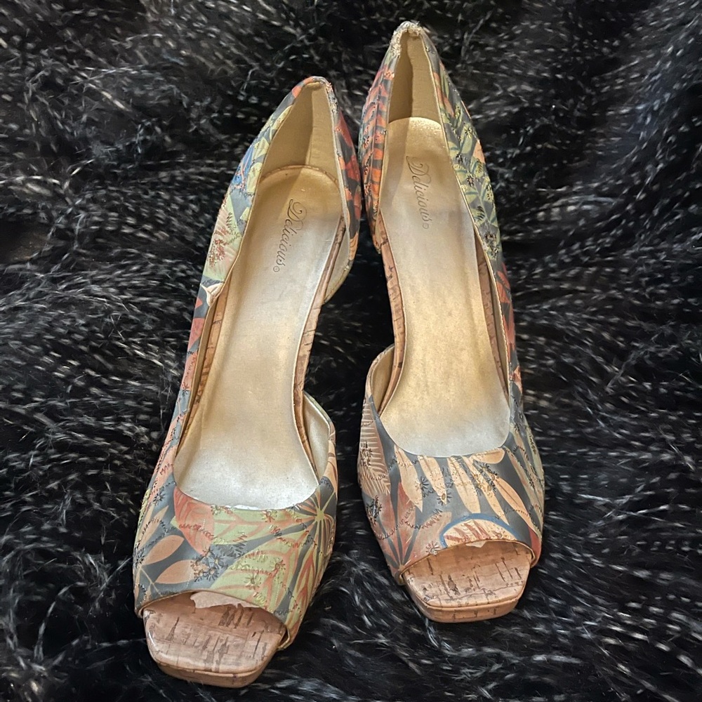SALE!! DELICIOUS heels. Size 10.